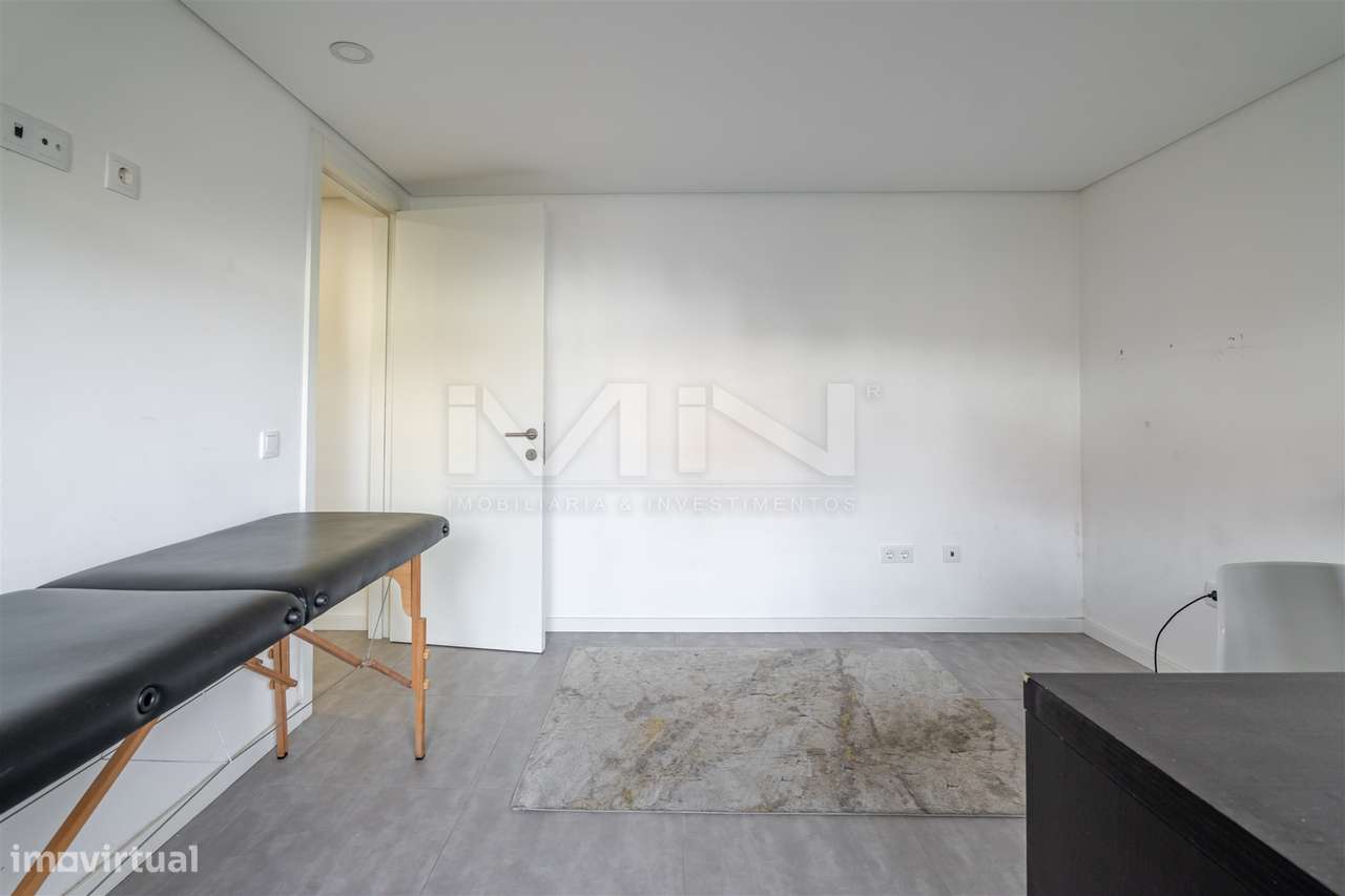 Moradia T4 de 4 Frentes: Elegância e Versatilidade a 2km do Freixo-25