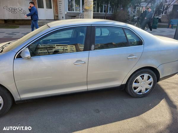 Volkswagen Jetta 1.6 Comfortline - 3