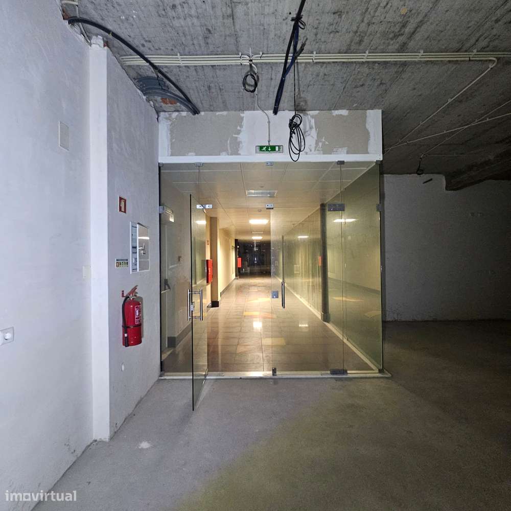 Espaço Comercial à Venda em Queijas 150 m2 + 2 lugares de parqueamento - Grande imagem: 4/10