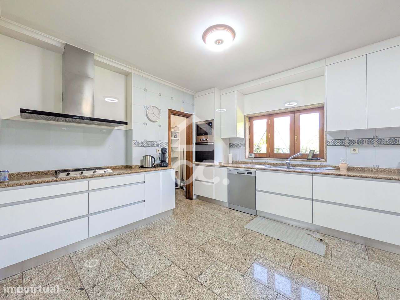 Moradia térrea com piscina e terreno envolvente com arvores de frutos - Grande imagem: 5/60