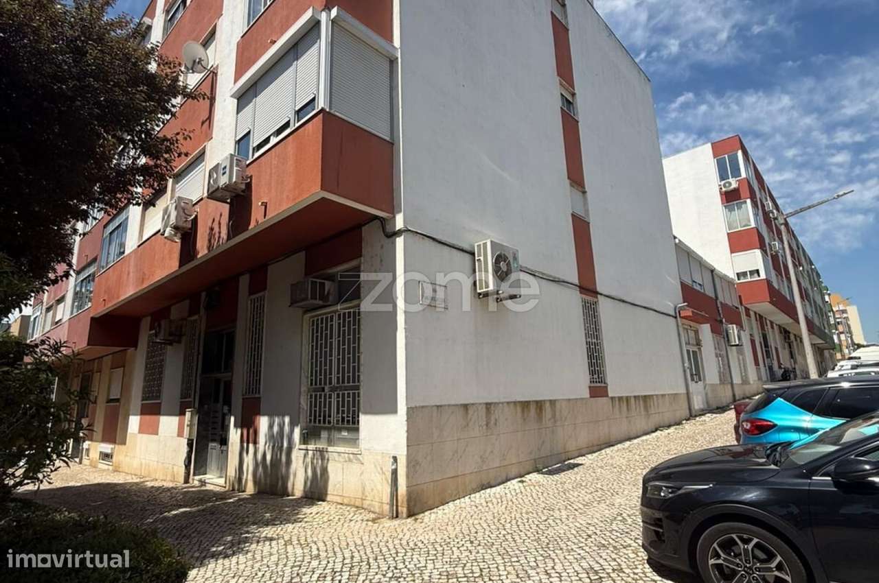 Armazém com 600 m² – 2 Pisos, Escritórios e Excelentes Acessos-2