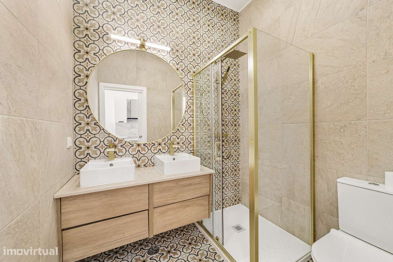 Prédio Totalmente Renovado com 2 apartamentos T1 e espaço exterior no-32