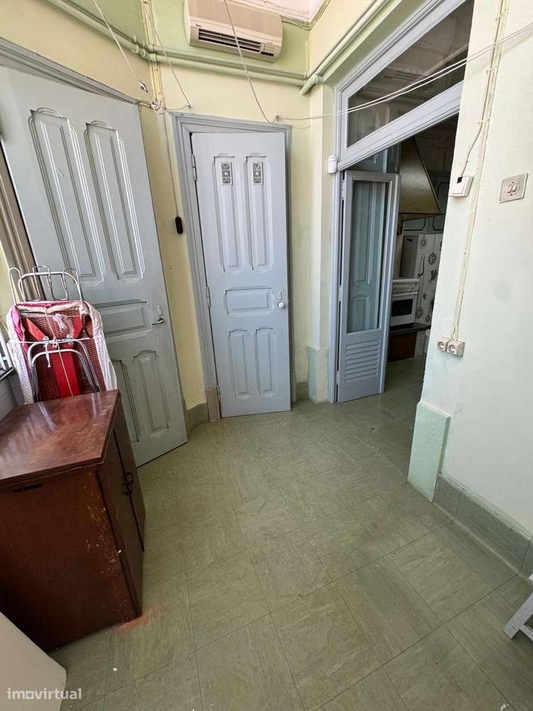 Charmoso Apartamento Familiar de Época com Excelente Potencial-22
