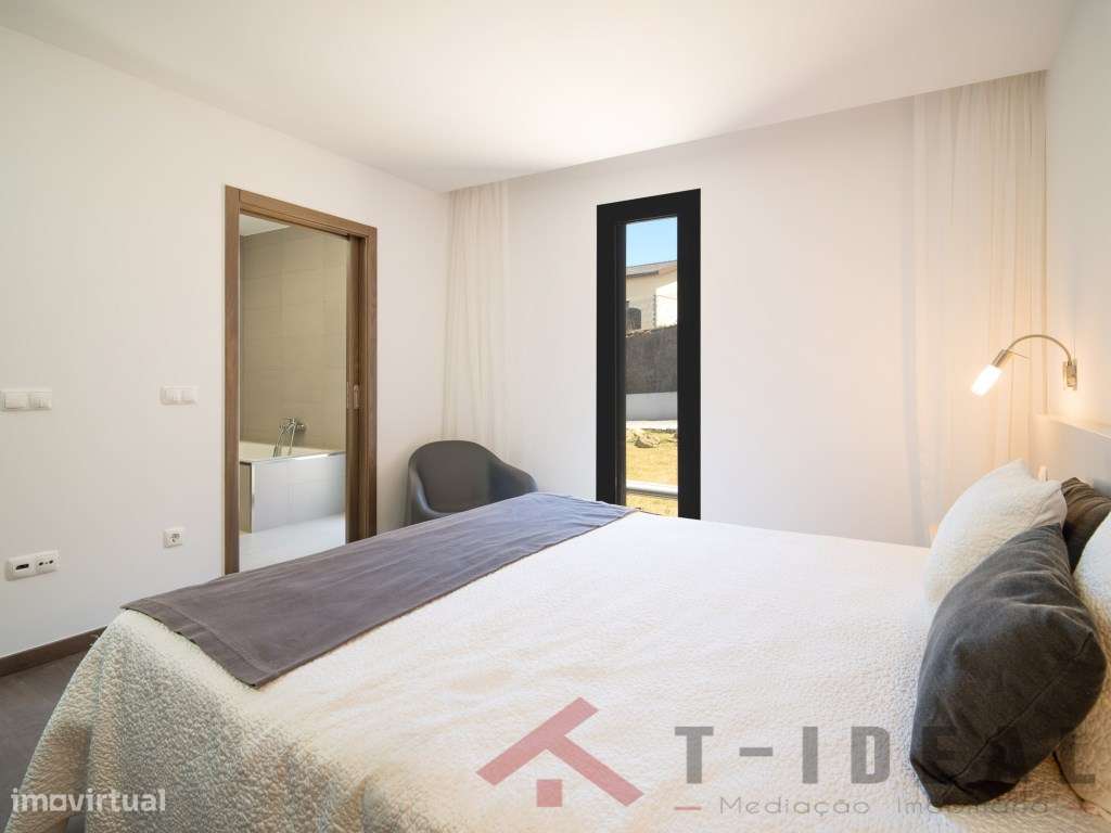 Moradia T4 Moderna Vista Mar-31