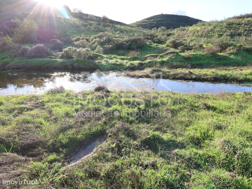 Terreno rústico com área total de 38.520m2 em Vale Frio -...