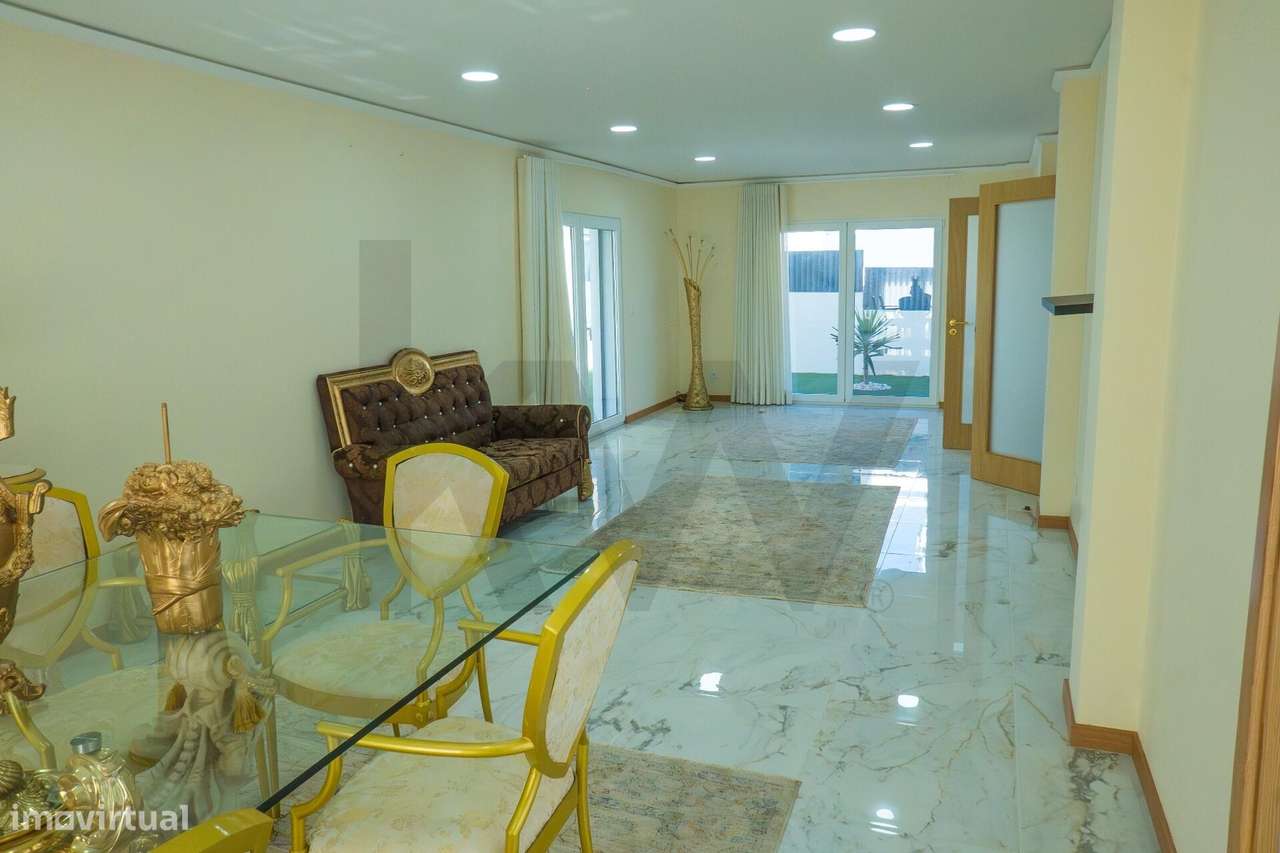 Luxo e exclusividade em Famões com vista sob Lisboa-12