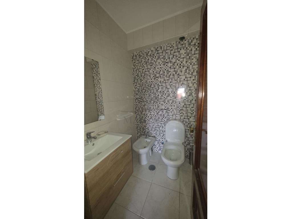 Apartamento T3 no Centro de Canelas - Uma Oportunidade Imperdível!-13