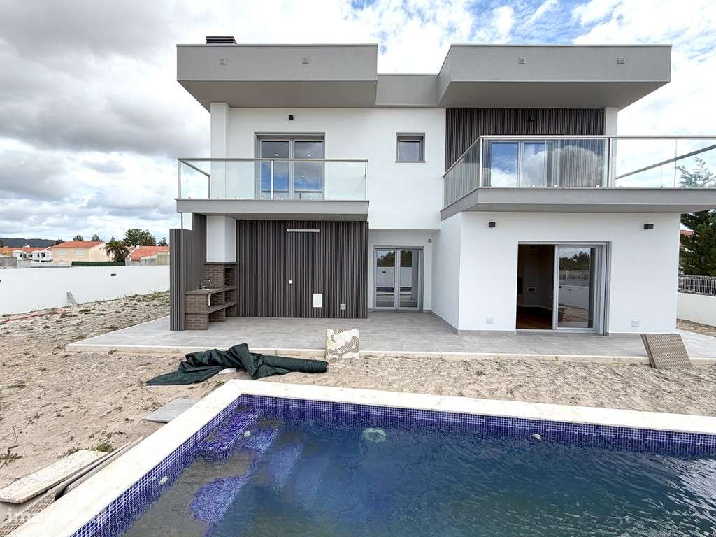 Moradia Isolada T4 Com Piscina Garagem E Acabamentos De Luxo Na Br