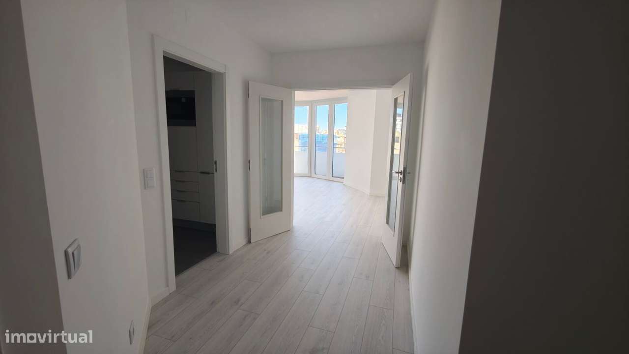 Apartamento T2 com parqueamenti e terraço. Vistas de mar-8