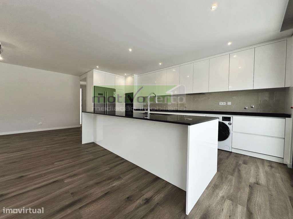 Moradia T3 Nova com Piscina e Garagem. Viva com Conforto em Leceia,...-2