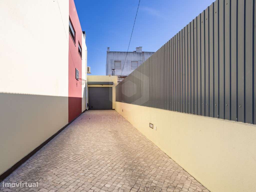 Moradia Isolada T4 com Piscina, Garagem e Acabamentos Premium-13