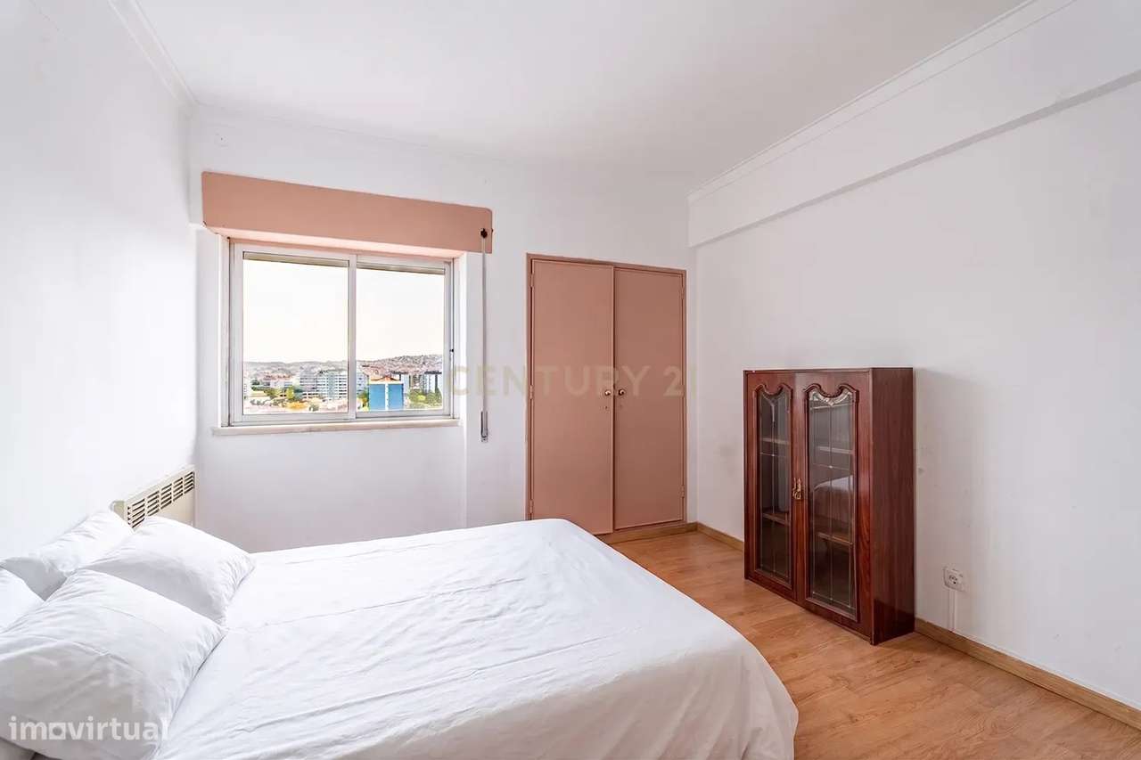 Apartamento T2+1 na Arroja com Varanda e Elevador-4