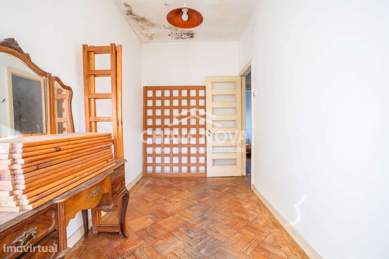 Moradia Bi-Familiar T4 + T2 com Potencial de Rendimento em Ramalde ...-17