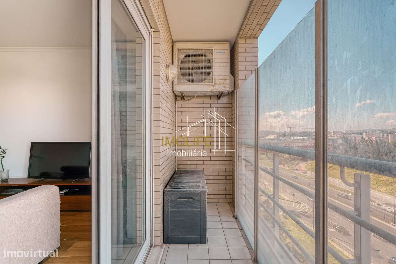 Apartamento T2 com Vista Desafogada em Benfica-27