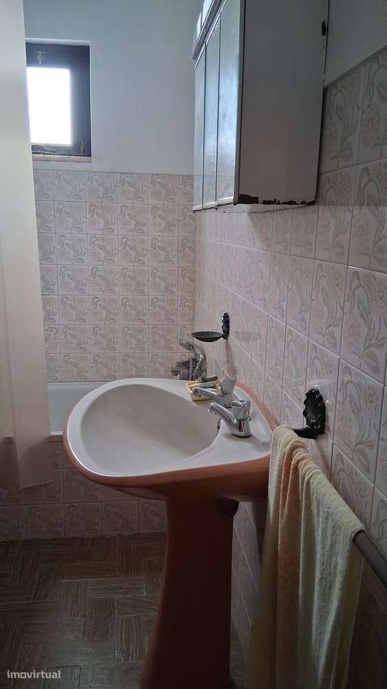 Moradia com Quintal, Garagem e Anexos no Coração de Coruche – Santarém-8