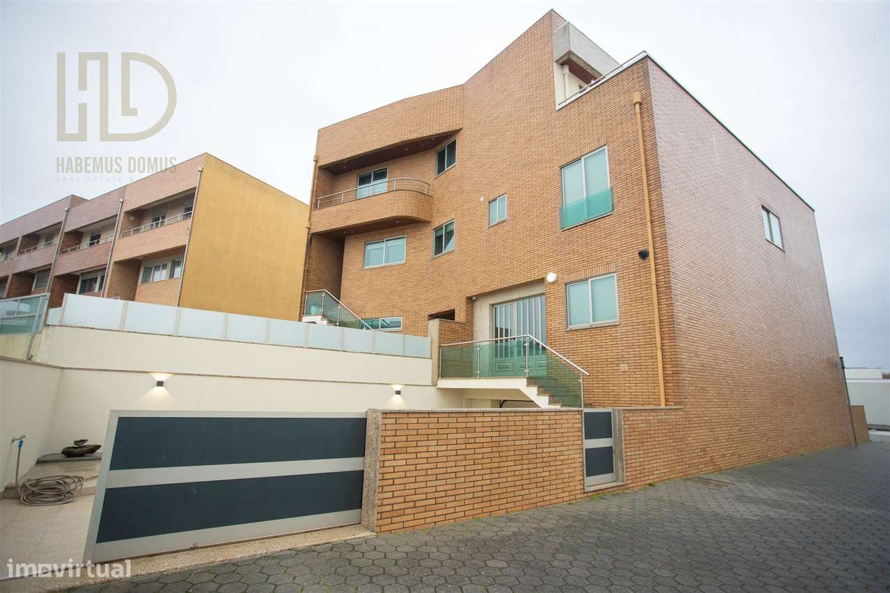 Moradia T3+1 de Luxo com 405m2 a 200 Metros da Praia em Canidelo.-44