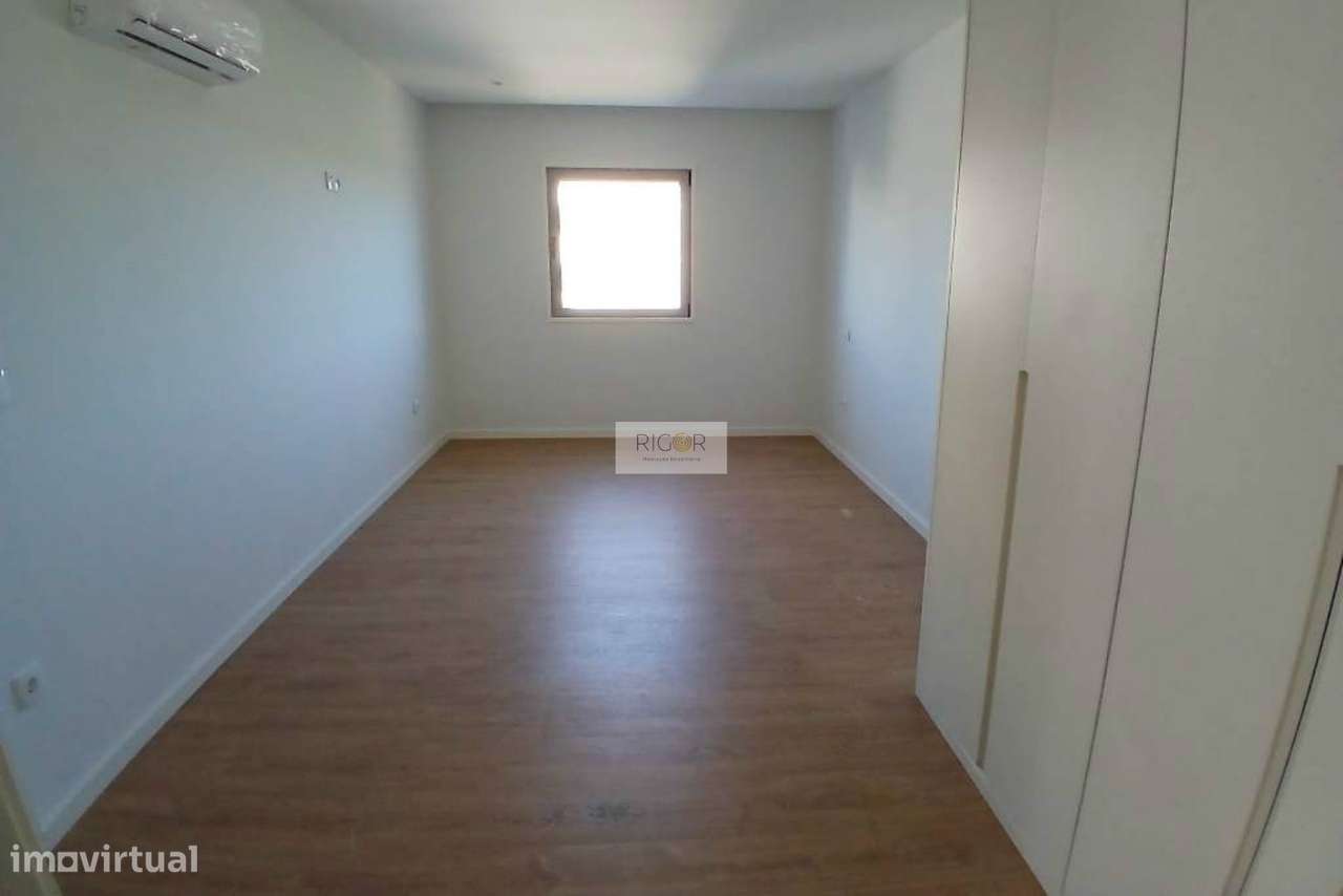 Apartamento T3 novo com varanda à Santa Rita, pronto a habitar-12