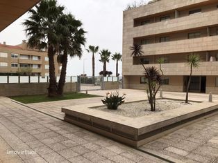 Apartamento T3 em São Félix da Marinha na 1ª Linha do Mar Rés-do-Chão