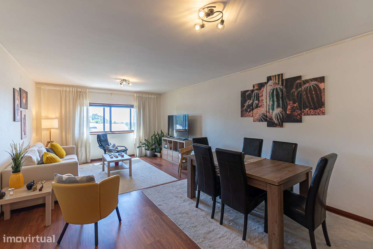 Apartamento T2 com varanda e garagem fechada em Mafamude-25