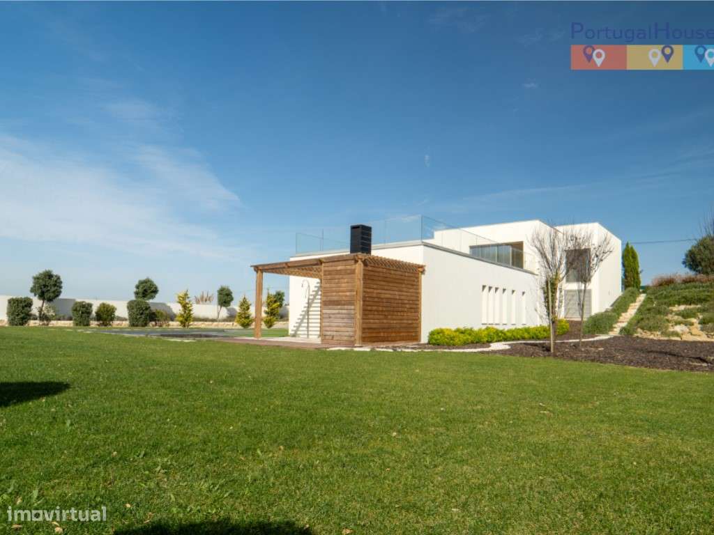 Moradia T4 de Luxo com terreno de 5.300 metros quadrados-1