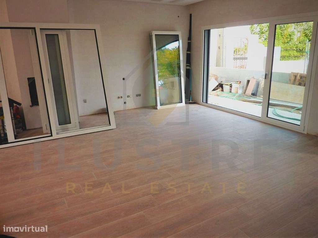 Moradia isolada com áreas generosas e piscina nos Foros da Amora-7