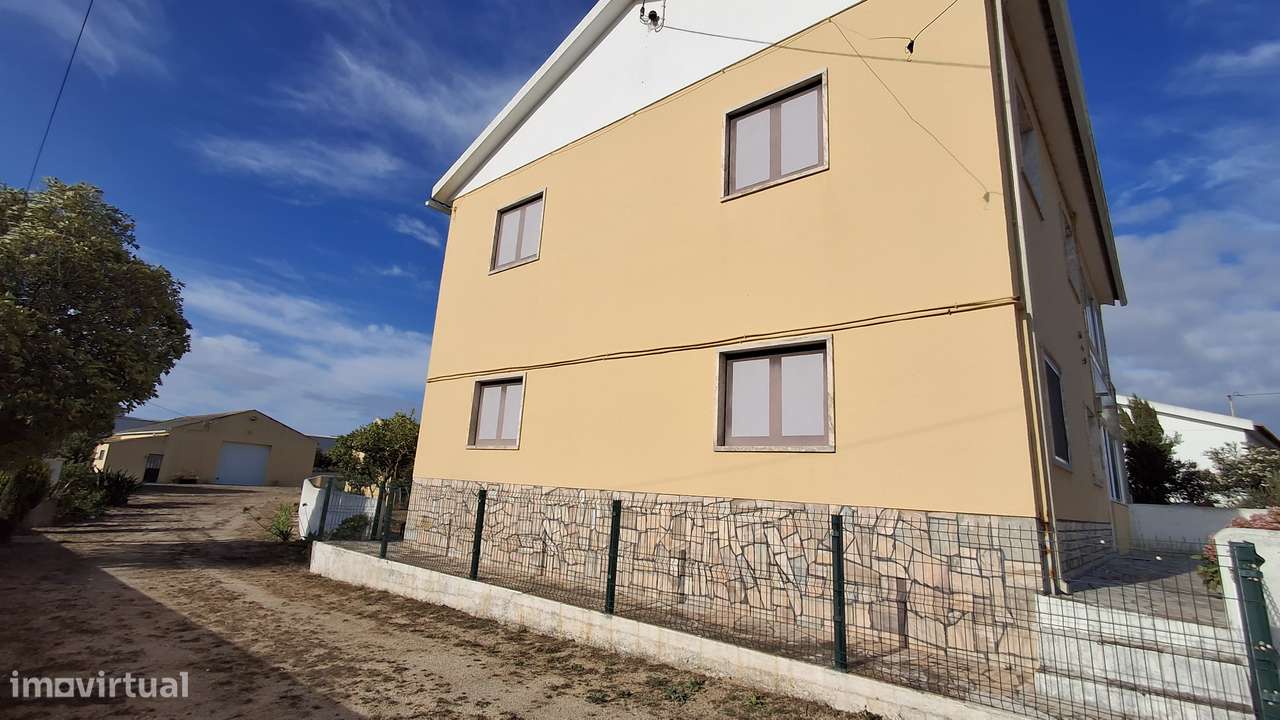 Magnífica propriedade constituída por moradia bi-familiar e armazém.-42