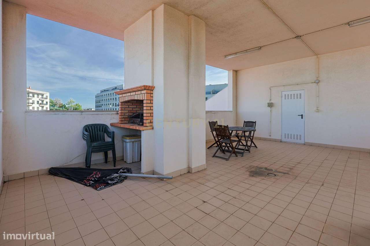 Apartamento T2 com Garagem, no Parque Luso em Corroios.-32