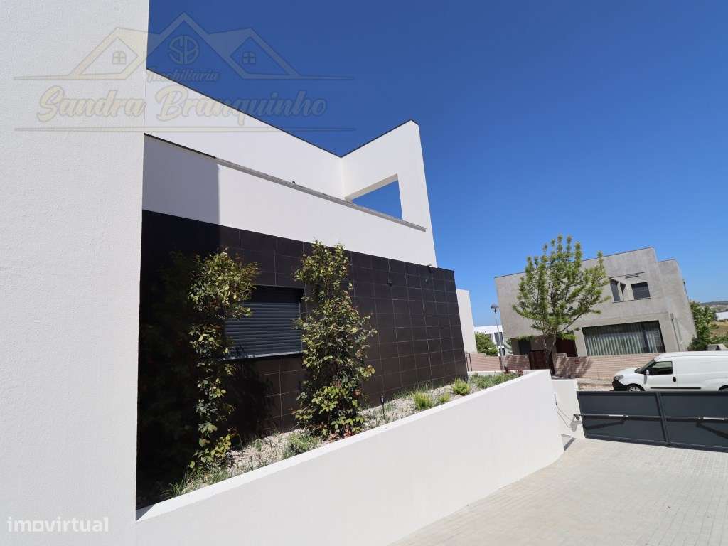 Moradia T5 (NOVA) com Piscina-8