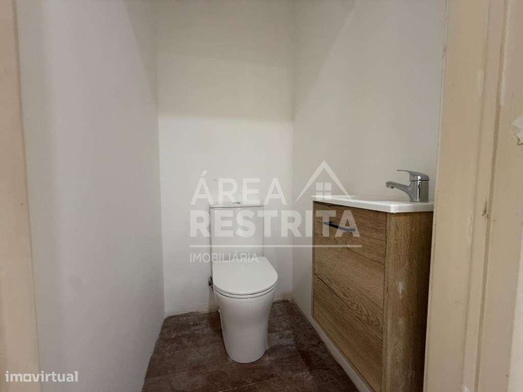 Apartamento T4 transformado em T3 no Laranjeiro-10