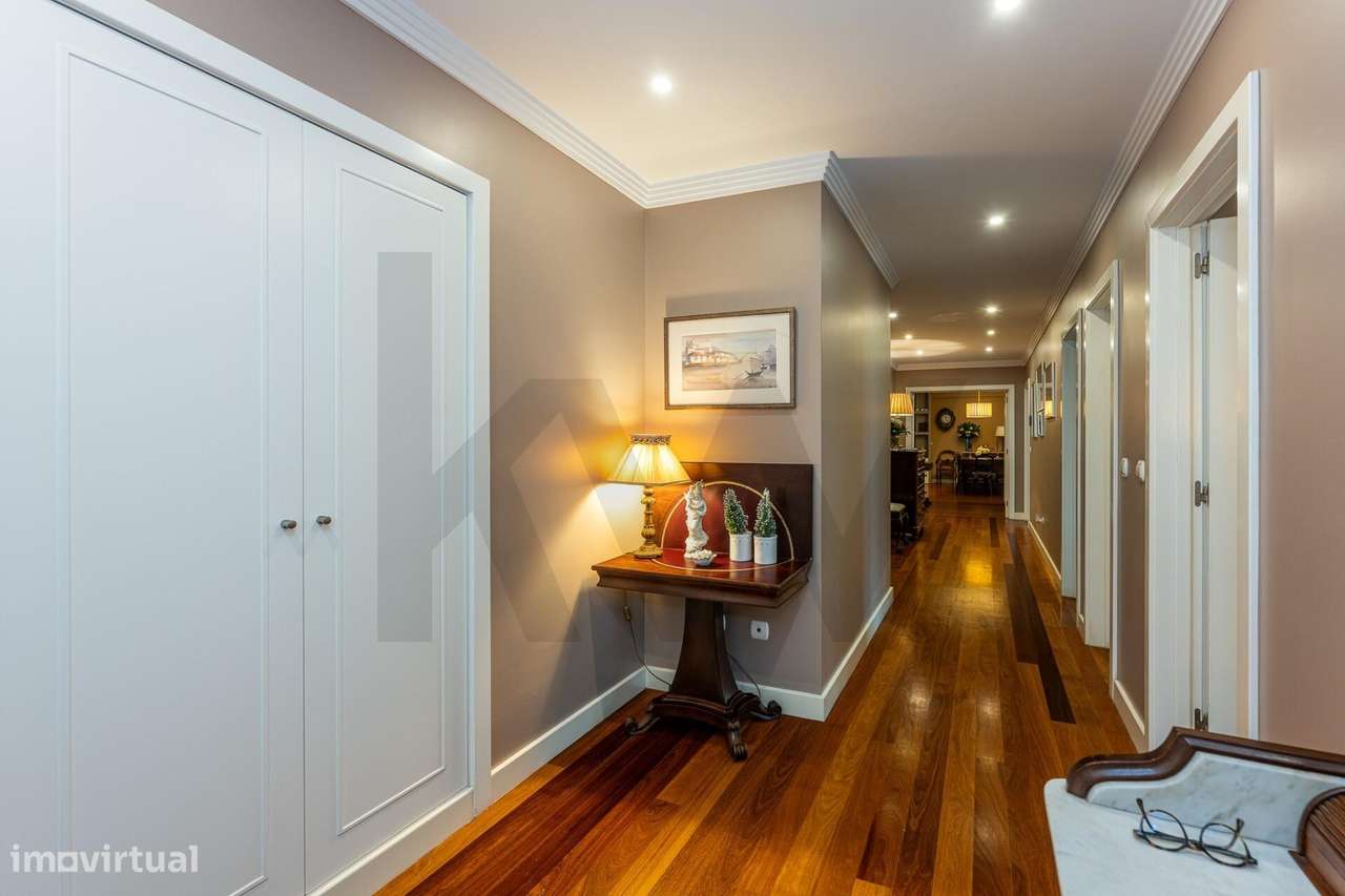 Excelente T5  em Condominio Fechado a Marechal Gomes da Costa, Porto-4