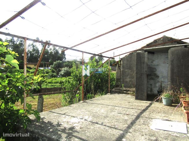 DUAS MORADIAS PARA RESTAURO,MAIS  TERRENO ( 3 ART.MATRICIAIS ),JUNTO C-43