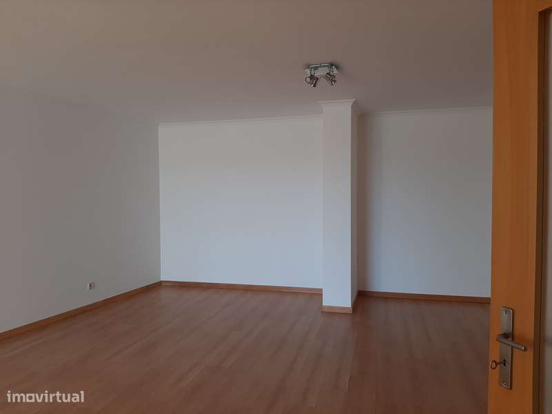 Apartamento T2 Com Parqueamento e Arrecadação - Grande imagem: 5/16