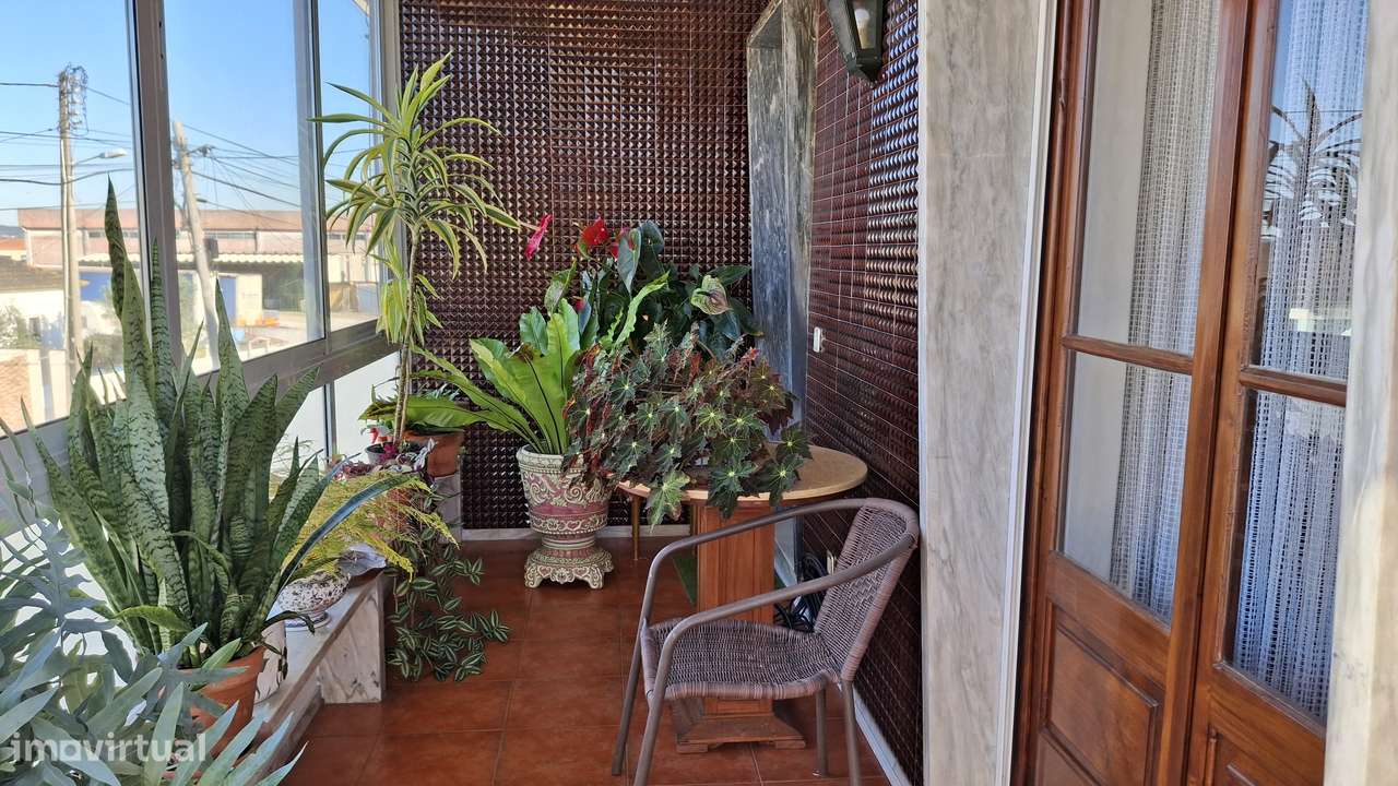 Magnifica propriedade constituída por armazém e moradia bi-familiar.-26