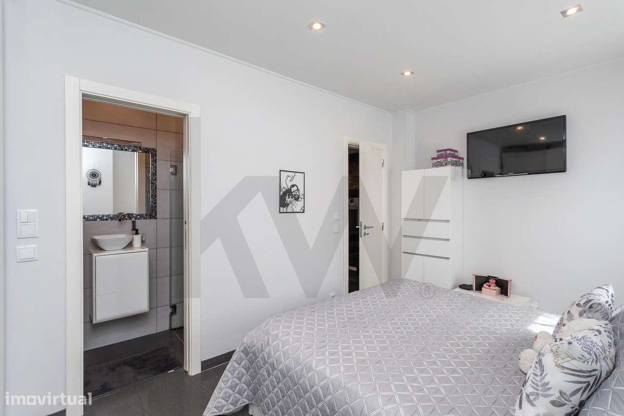 Exclusivo Duplex T3 Remodelado com Garagem Box Independentemente na Ri-28
