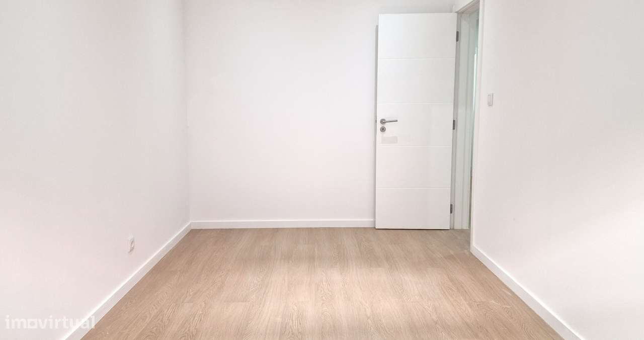 Charmoso T2 Renovado com Terraço O Refúgio Familiar Perfeito com Elegâ - Grande imagem: 5/8