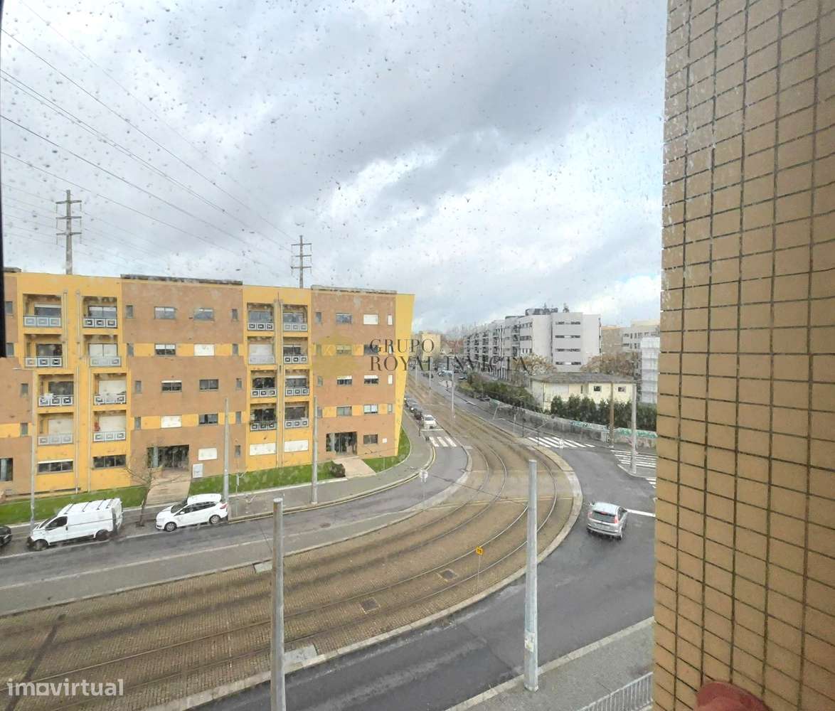 Apartamento T3  com Box Fechada e Varanda junto ao metro -  Senhora da-25