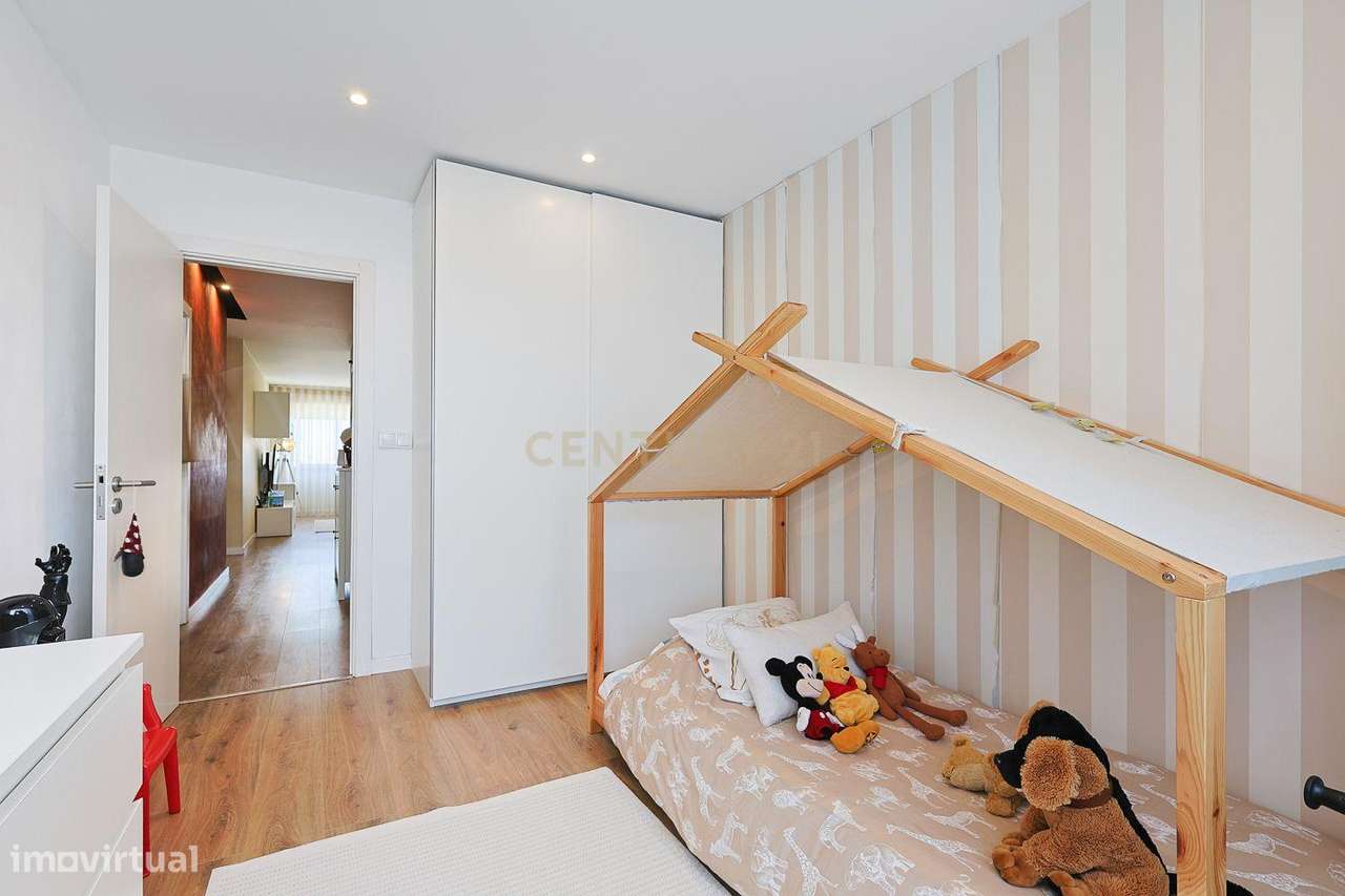 T3 Remodelado com Varanda e Vista para Lisboa – Torre da Marinha, Seix-20