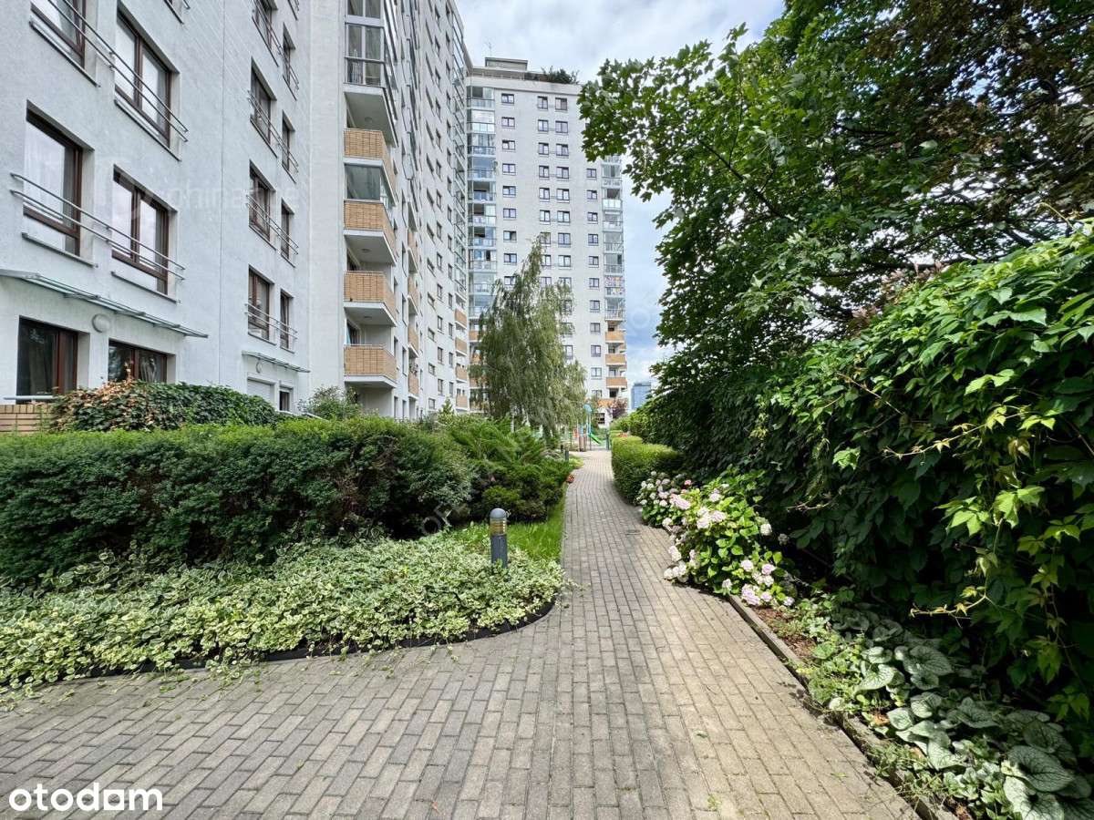 38m2, kawalerka, miejsce postojowe w hali-17