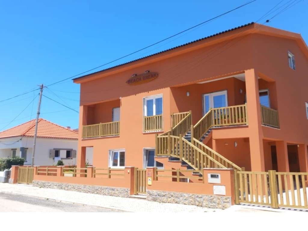 Moradia dividida em 4 apartamentos, ideal para alojamento local a 1... - Grande imagem: 2/46