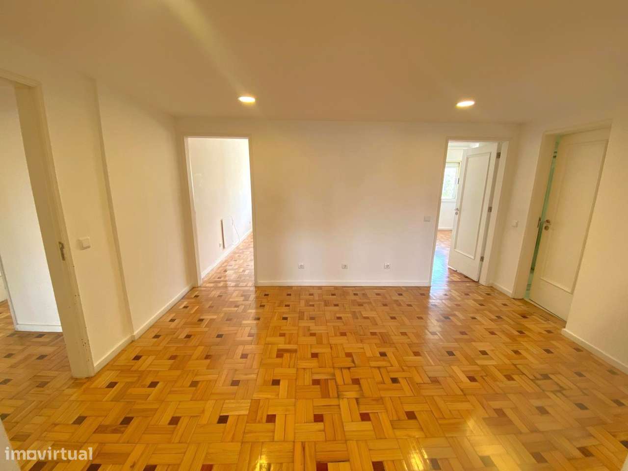 Apartamento T4 c/ varanda renovado à Av. da Boavista-30