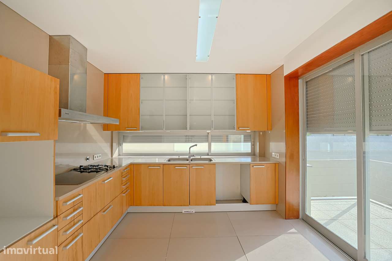 Moradia T3, Individual, c/ 3 pisos, Garagem Dupla e Jardim-24
