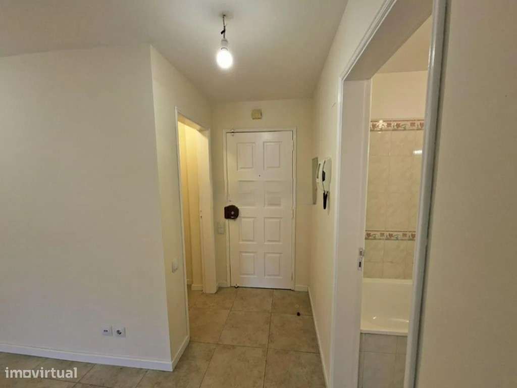 Apartamento T2 Remodelado na Tapada das Mercês-17