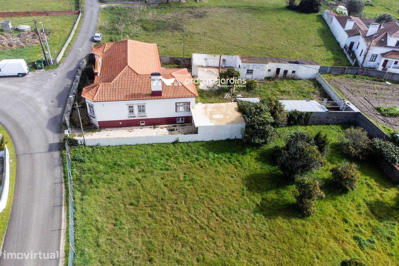 Moradia T3 com História, Conforto Moderno e Proximidade à Praia-42