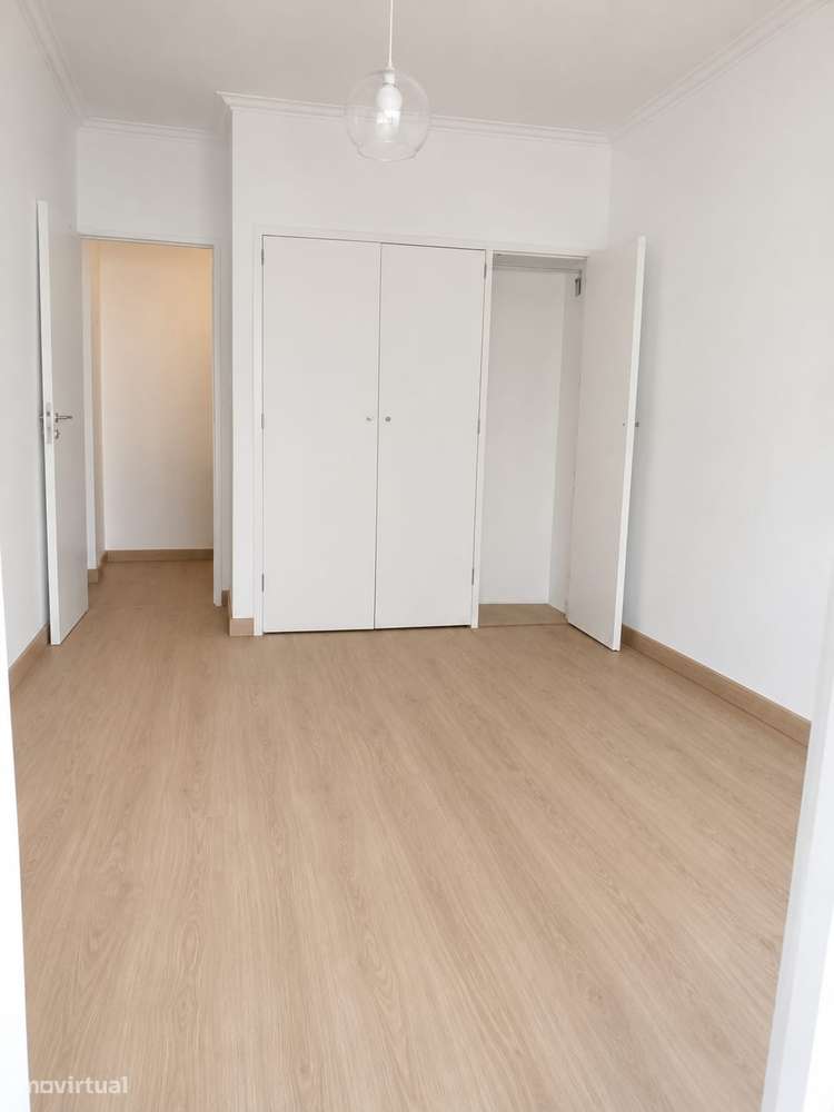 Apartamento T2 remodelado (r/c) com uma arrecadação generosa-6