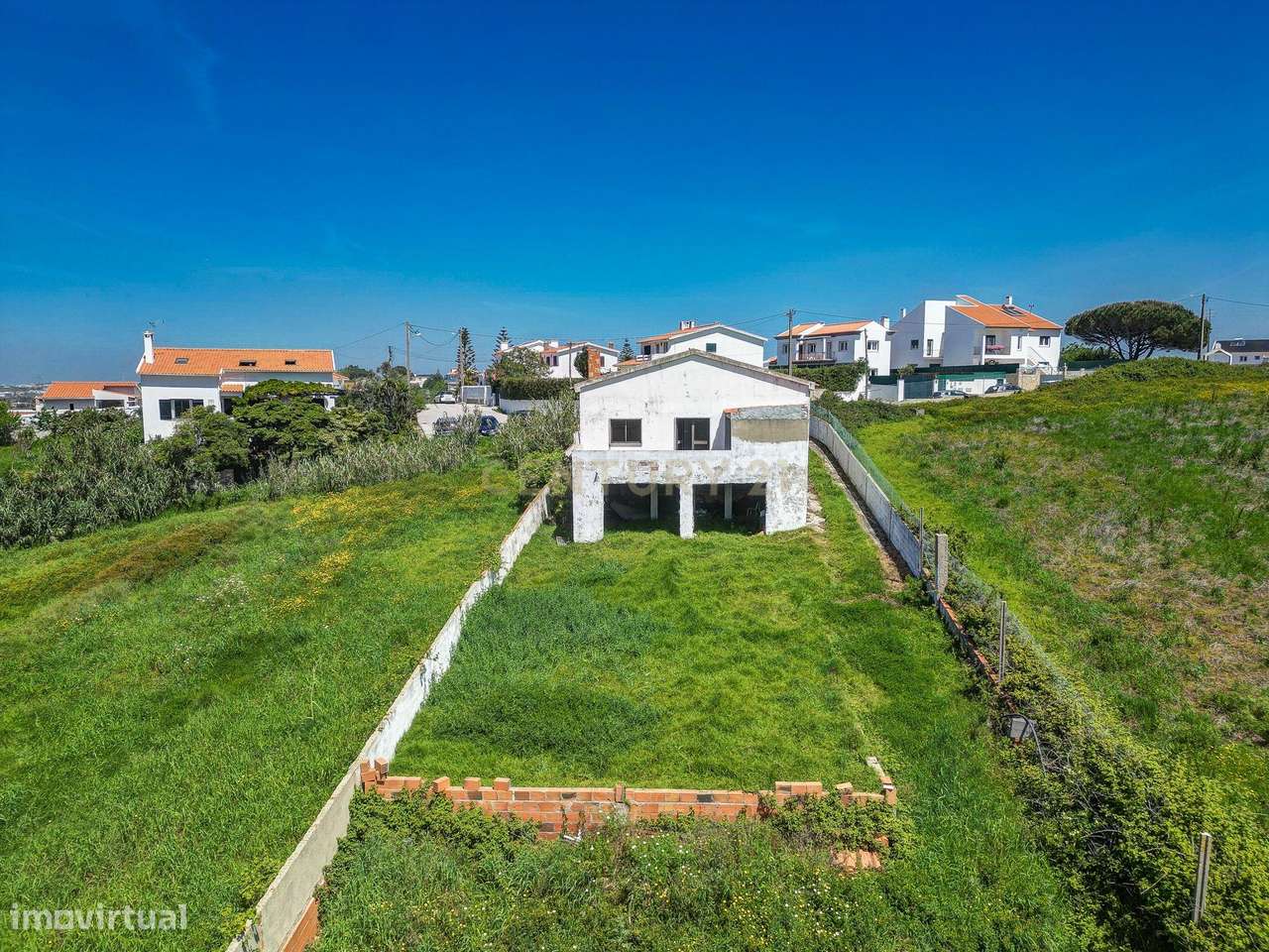 Moradia com Terreno Amplo e Vista Mar na Carvoeira-9