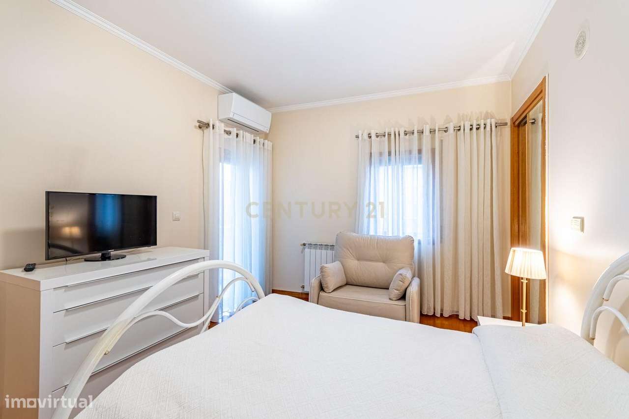 T3 com duas varandas na Rua Pulido Valente Colinas do Cruzeiro-24