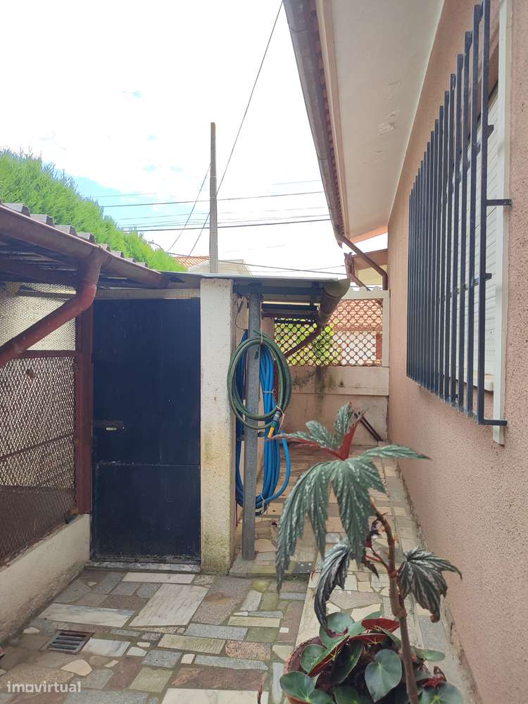 Moradia térrea com 4 frentes, garagem, anexos, jardim e bons acessos-48