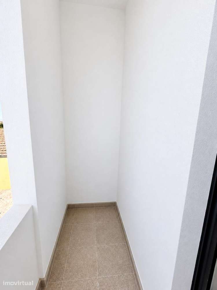 Prédio Renovado com 3 Habitações Independentes-24