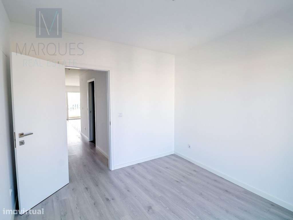 Apartamento T3 com Parqueamento em Santa Marta do Pinhal - Corroios-8