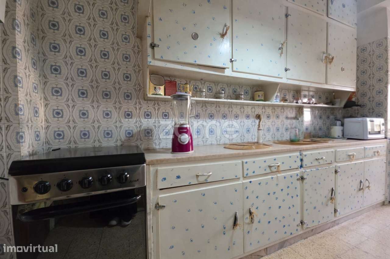 Excelente apartamento T2, situado num 1.º andar, na Buraca-9